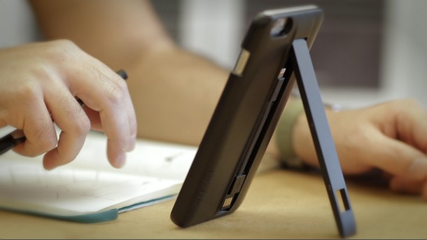 Acme Made Charge Case – новый чехол для последних iPhone с подставкой и кабелем