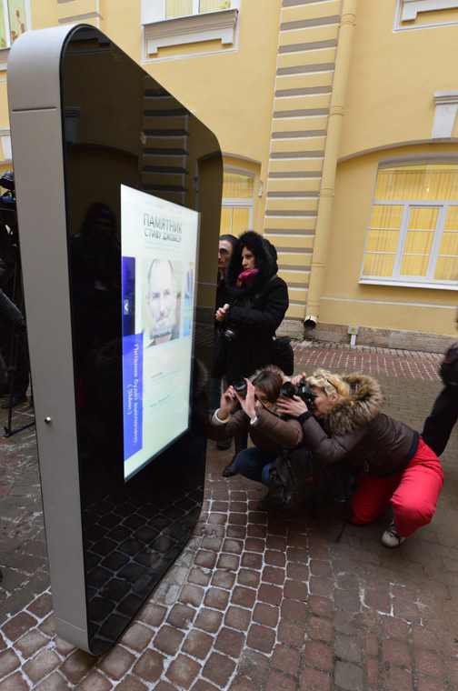 В Санкт-Петербурге убрали памятник Стиву Джобсу после откровенного признания Тима Кука