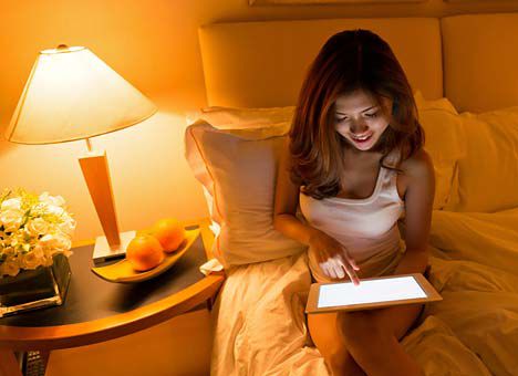 Специалисты считают, что читать что-либо на iPad перед сном достаточно вредн