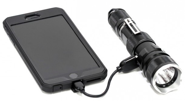 Разработали фонарик, который может зарядить iOS-устройство