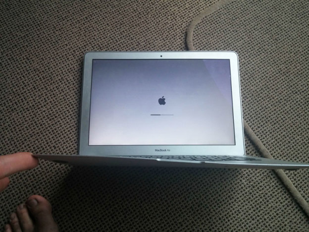 MacBook Air удалось уцелеть после того, как он выпал из самолета